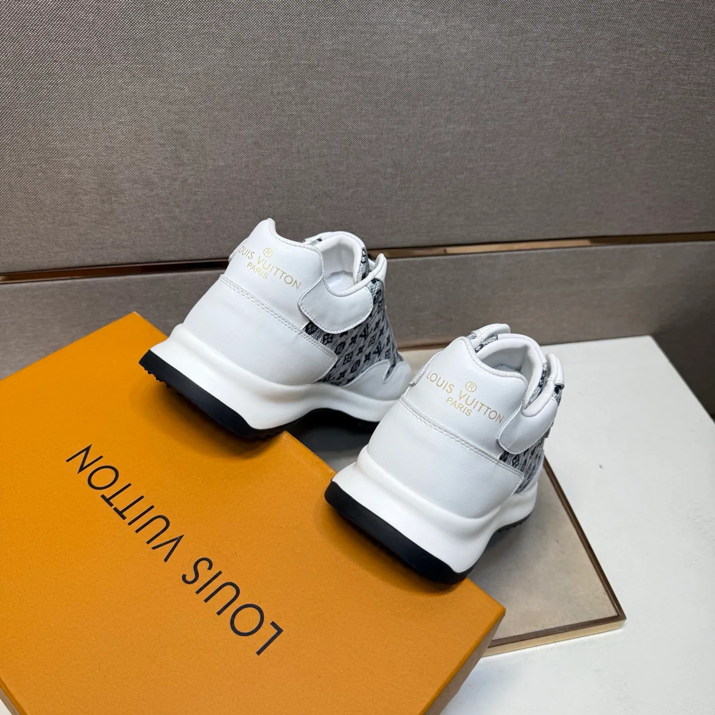 ⬛️Ex-factory price p442【LV～】men's casual shoes, 2025z cabinet sales simultaneously 🔶Size: 38-44 #️⃣ 🔷3 colors🔜The upper is made of multi-material splicing ➕Genuine leather lining, comfortable and breathable, sole: original comfortable and wear-resistant outsole, ⚠️real thing📱photographed🎬real thing is better📢📢📢